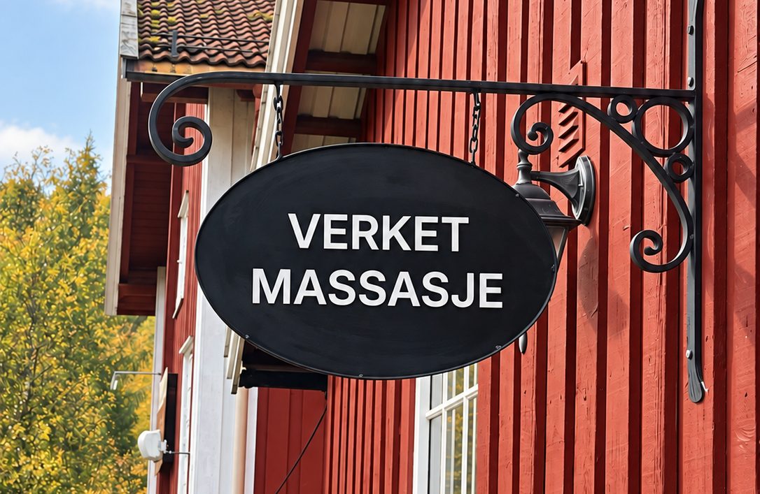 Skiltet til Verket Massasje henger på den røde treveggen